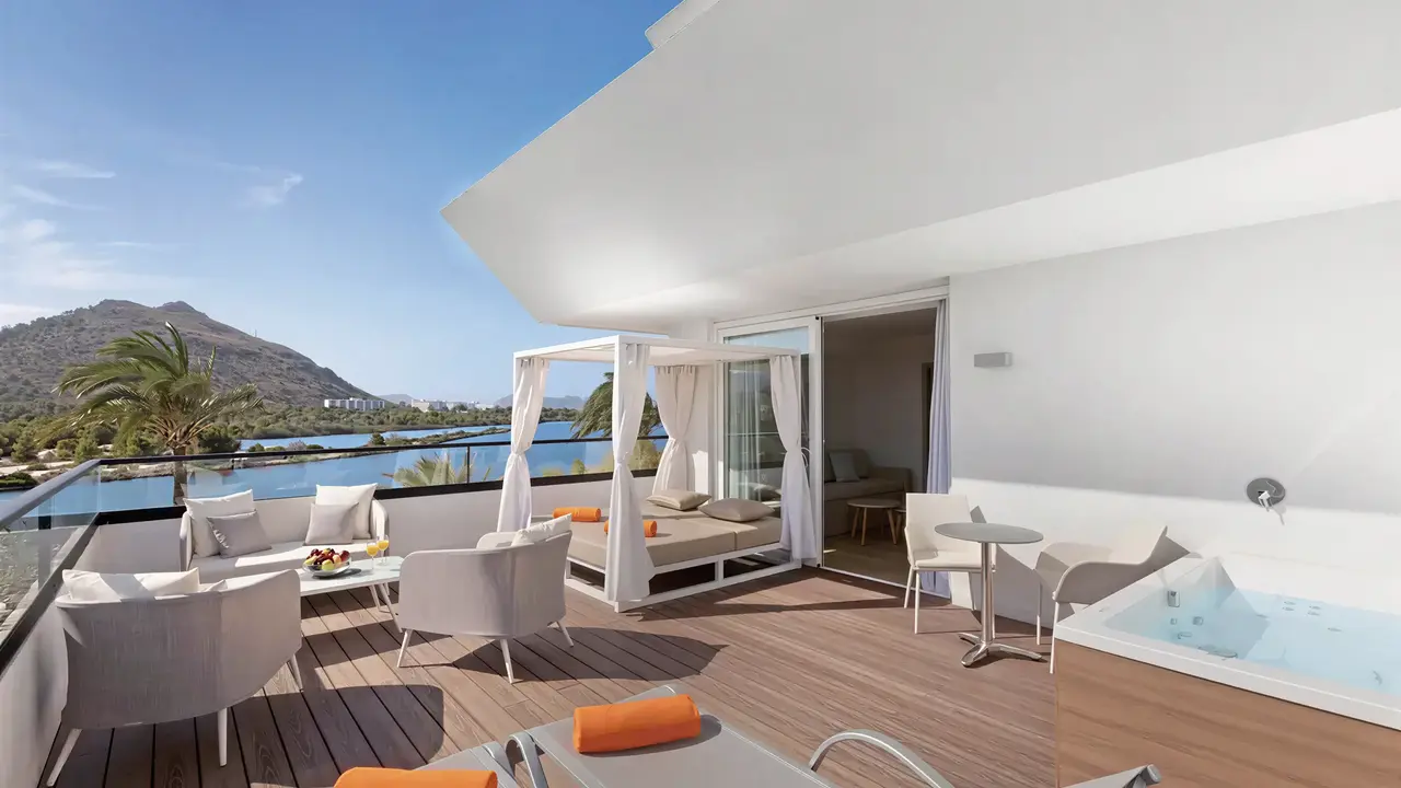 Prywatny taras z jacuzzi w Viva Eden Lago