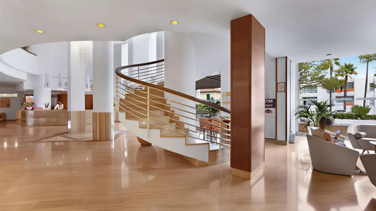 Nowoczesne lobby w Viva Eden Lago z kręconymi schodami