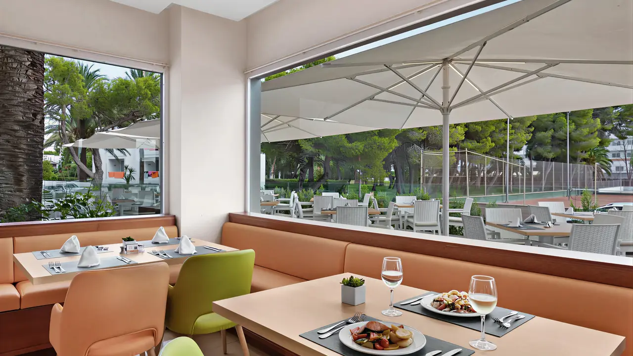 Restauracja w Viva Eden Lago z nakrytym stołem