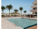Basen z leżakami w Viva Eden Lago