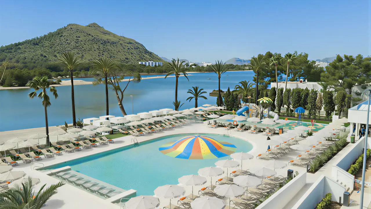 Basen z atrakcjami wodnymi w Viva Eden Lago