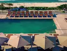 Basen z leżakami i parasolami w Windsor Oceanico