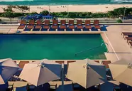 Basen z leżakami i parasolami w Windsor Oceanico