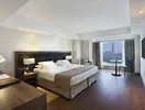 Nowoczesna sypialnia w Windsor Oceanico z widokiem na morze