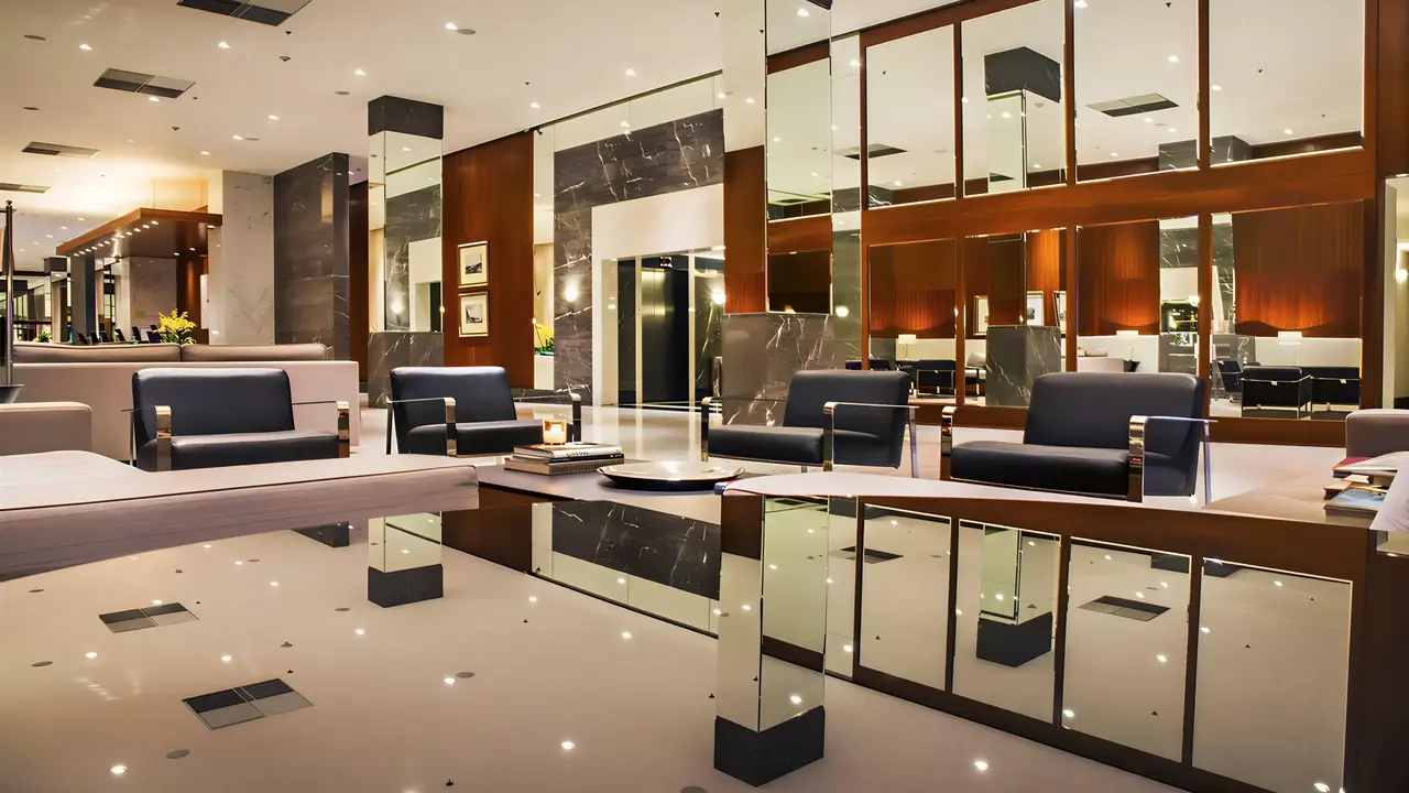 Elegancki hol w Windsor Oceanico z wygodnymi fotelami