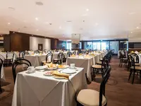 Elegancka restauracja w Windsor Oceanico z nakrytymi stołami