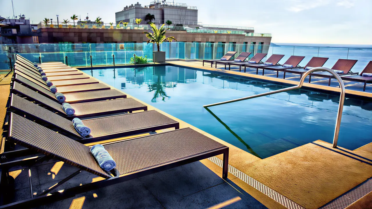 Basen z leżakami w Windsor Oceanico