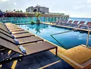 Basen z leżakami w Windsor Oceanico