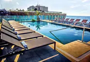 Basen z leżakami w Windsor Oceanico