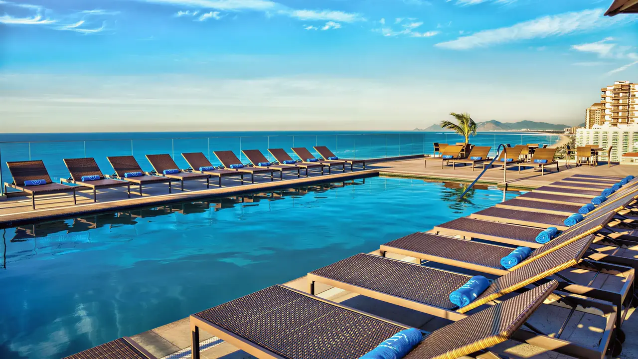 Basen z leżakami w hotelu Windsor Oceanico