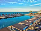 Basen z leżakami w hotelu Windsor Oceanico