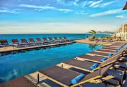 Basen z leżakami w hotelu Windsor Oceanico