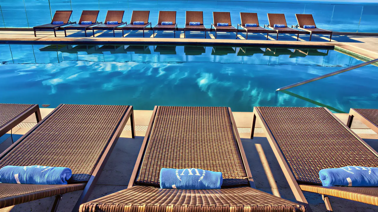 Basen z leżakami w Windsor Oceanico