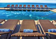 Basen z leżakami w Windsor Oceanico