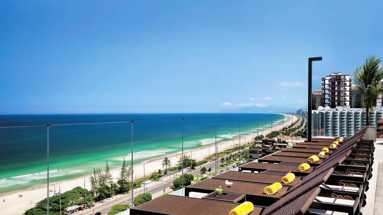 Widok na plażę z tarasu w Windsor Oceanico