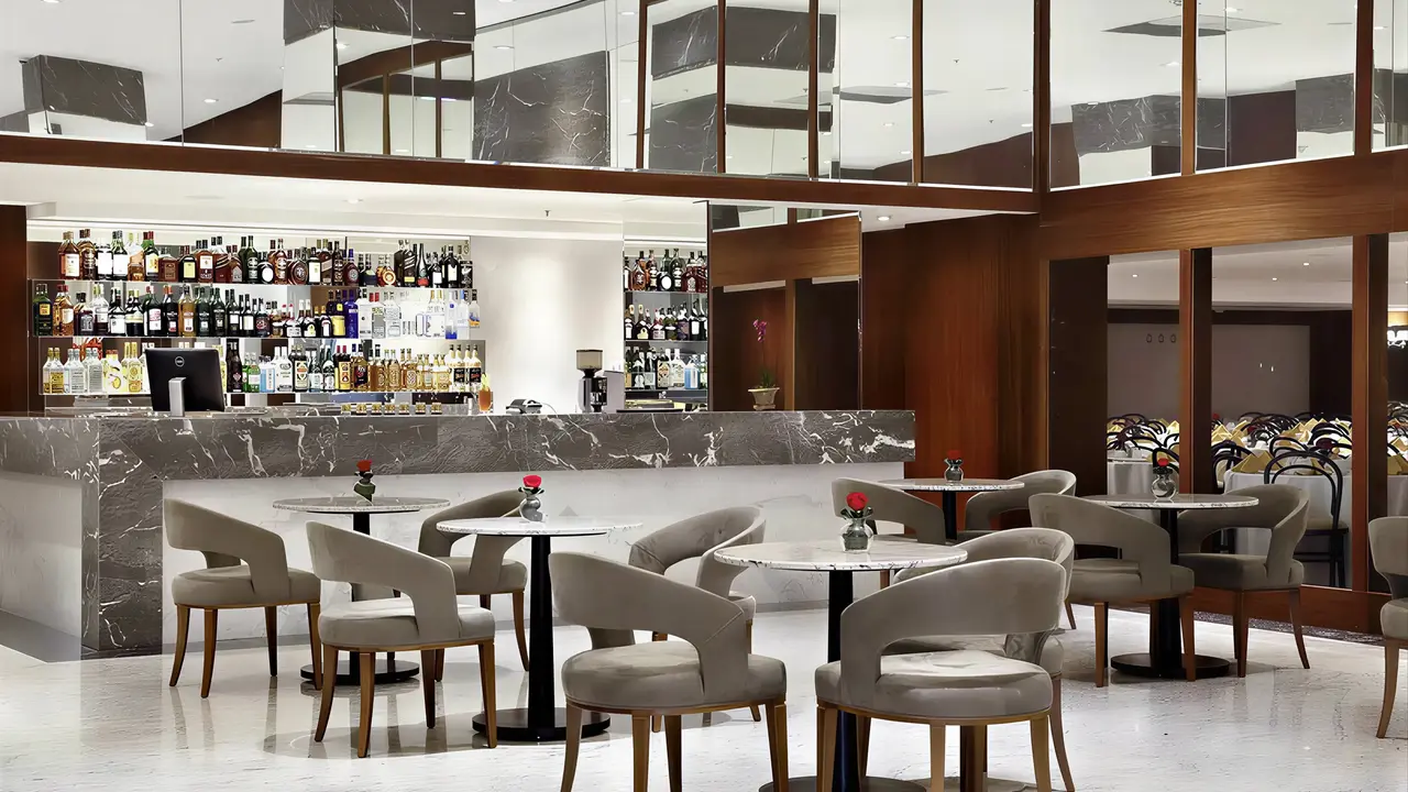 Nowoczesny bar w Windsor Oceanico z eleganckimi stolikami