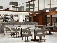 Nowoczesny bar w Windsor Oceanico z eleganckimi stolikami