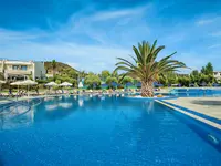 Basen z leżakami w Xenios Anastasia Resort