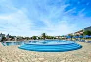 Basen z leżakami w Xenios Anastasia Resort