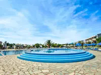Basen z leżakami w Xenios Anastasia Resort