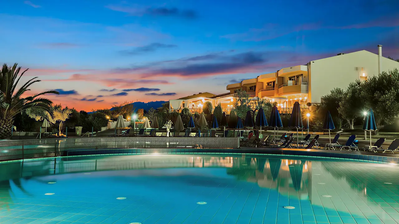 Basen zewnętrzny w hotelu Xenios Anastasia Resort o zmierzchu
