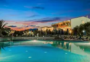 Basen zewnętrzny w hotelu Xenios Anastasia Resort o zmierzchu
