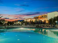 Basen zewnętrzny w hotelu Xenios Anastasia Resort o zmierzchu