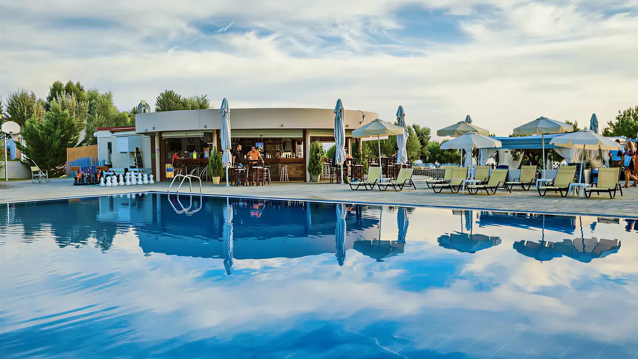 Basen i bar przy hotelu Xenios Anastasia Resort