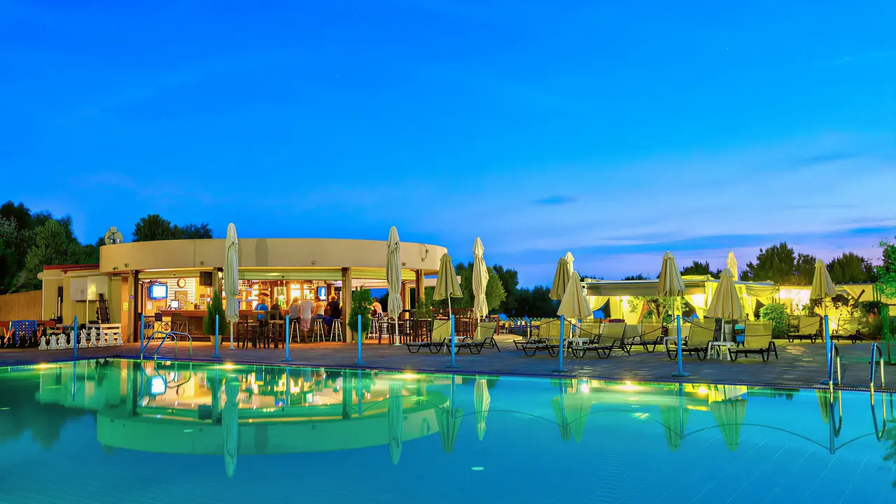 Bar przy basenie w Xenios Anastasia Resort