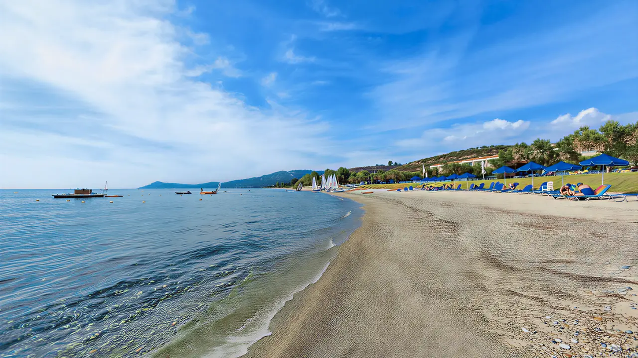 Plaża z leżakami i parasolami w Xenios Anastasia Resort