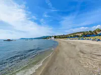 Plaża z leżakami i parasolami w Xenios Anastasia Resort