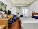Pokój z łóżkiem i biurkiem w Xenios Anastasia Resort
