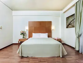 Sypialnia z dużym łóżkiem w Xenios Anastasia Resort