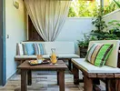 Prywatny taras z meblami w Xenios Anastasia Resort 