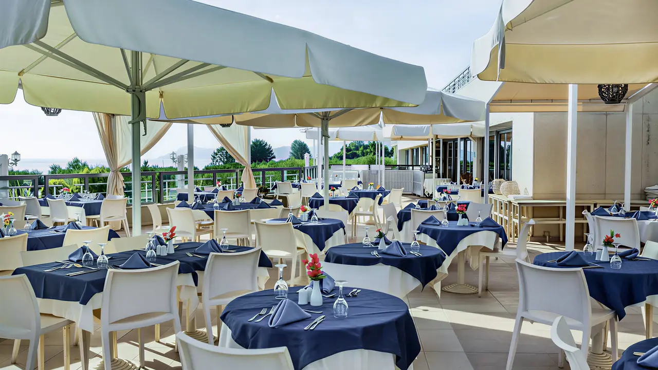 Restauracja na tarasie w Xenios Anastasia Resort