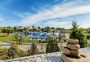 Widok na baseny i budynki Xenios Anastasia Resort