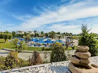 Widok na baseny i budynki Xenios Anastasia Resort