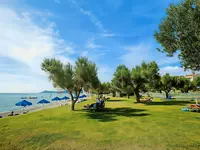 Plaża z leżakami i parasolami w Xenios Anastasia Resort