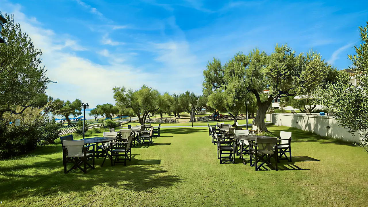 Trawnik z meblami ogrodowymi w Xenios Anastasia Resort