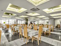 Restauracja w Xenios Anastasia Resort z nakrytymi stołami