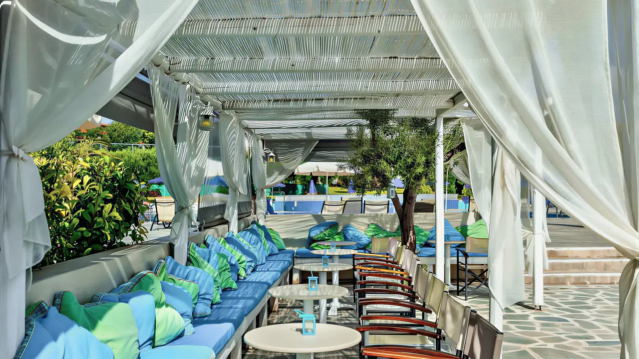 Strefa relaksu z białymi zasłonami w Xenios Anastasia Resort