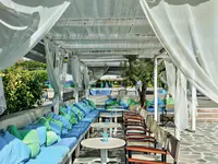 Strefa relaksu z białymi zasłonami w Xenios Anastasia Resort