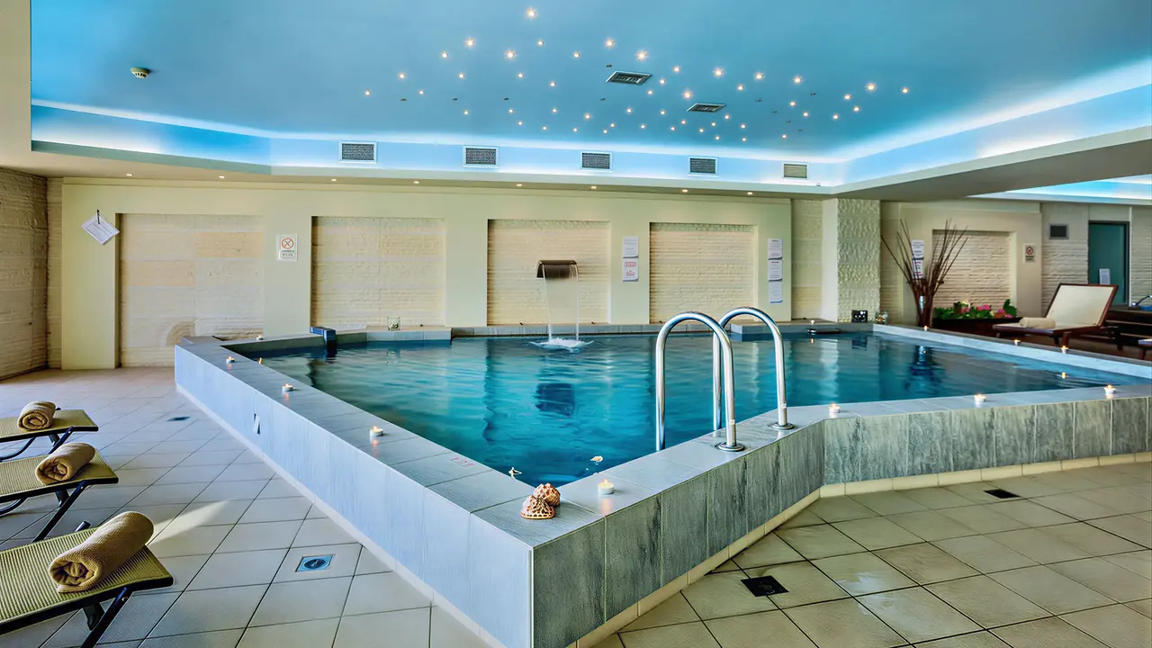 Kryty basen relaksacyjny w Xenios Anastasia Resort