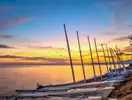 Łodzie żaglowe na brzegu w Xenios Anastasia Resort