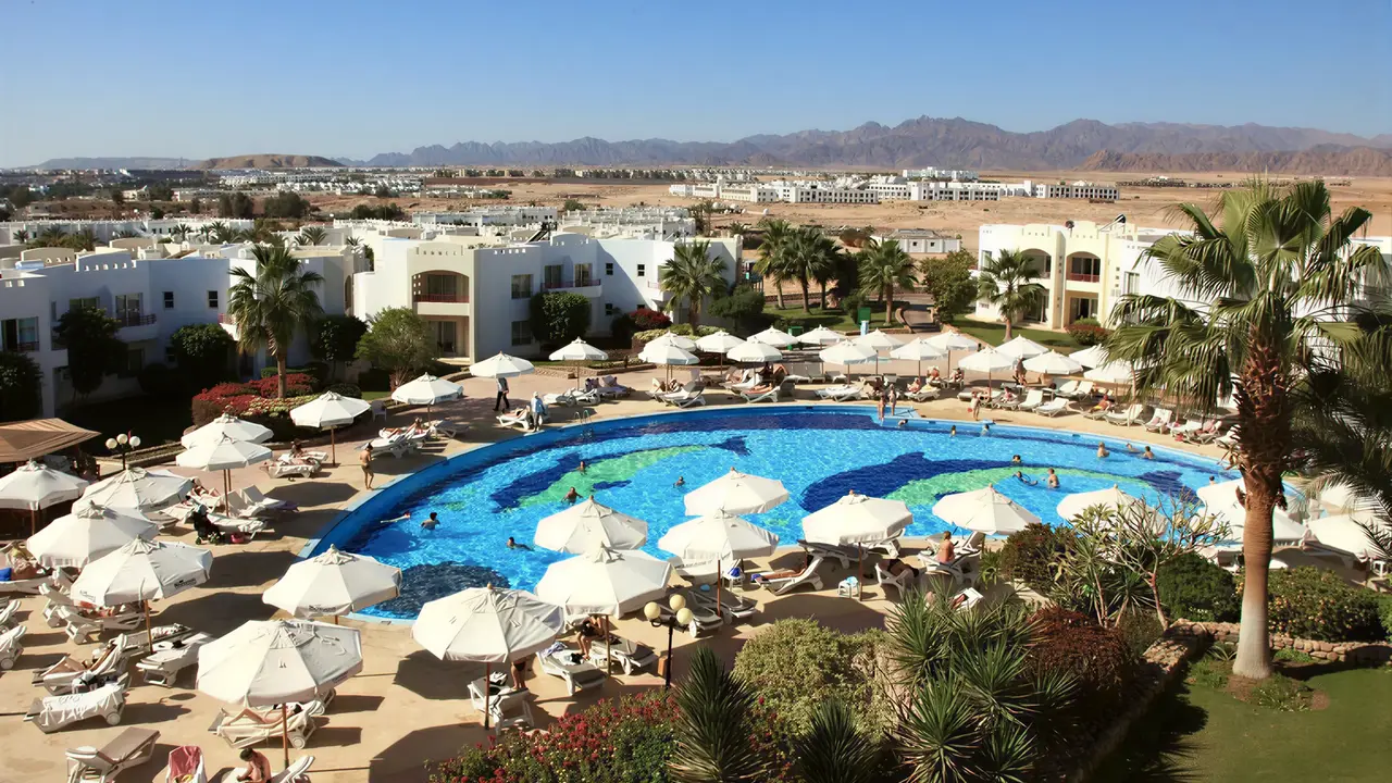 Basen przy hotelu Xperience Kiroseiz Parkland