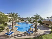 Basen z leżakami w Xperience Kiroseiz Parkland