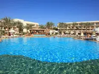 Basen przy hotelu Xperience Kiroseiz Parkland