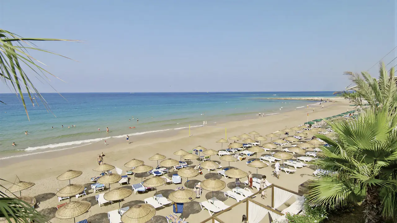 Plaża z parasolami i leżakami w Yalihan Una