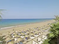 Plaża z parasolami i leżakami w Yalihan Una