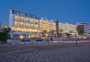 Budynek Yalihan Una widoczny z poziomu plaży